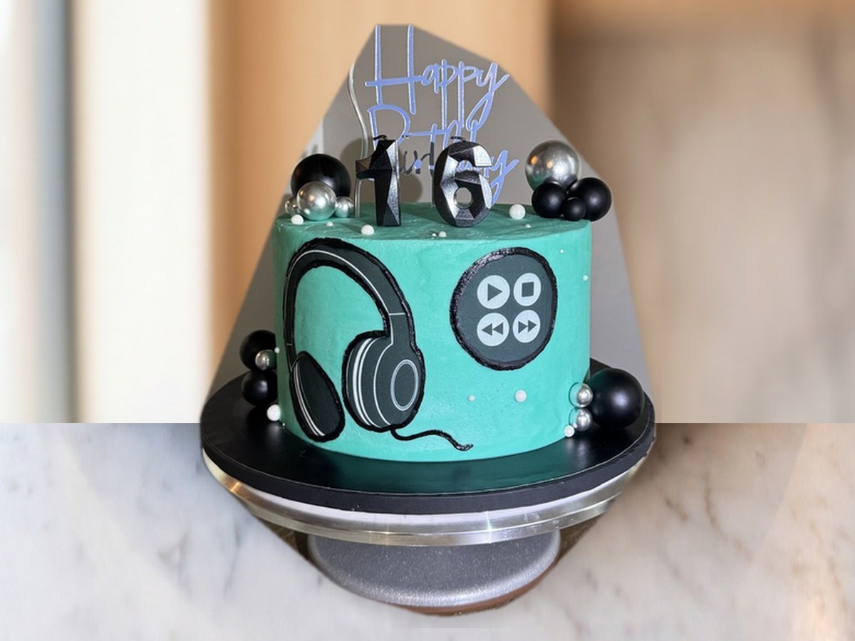 Custom cake made by Songbird Treats